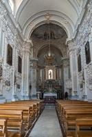 interior da bela igreja de san giuseppe na antiga cidade costeira foto