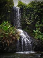 fundo de cachoeira na colina foto