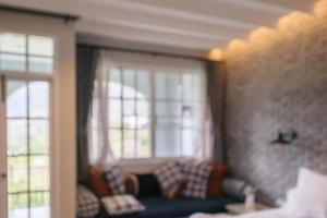 design de interiores da sala de estar do hotel resort com grandes janelas abstratas desfocar o fundo foto