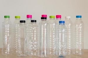 conjunto de muitas garrafas de plástico na mesa de madeira, conceito de reciclagem foto
