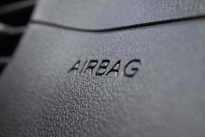 sinal de airbag de segurança no carro moderno foto