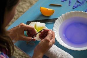 manicure em casa. mulher cortando as unhas com uma tesoura de unha. cuidados com as unhas. foto