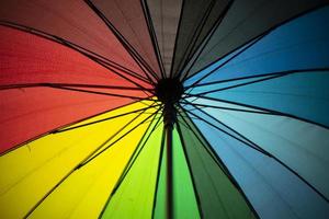guarda-chuva colorido. vista inferior do guarda-chuva. proteção solar. foto