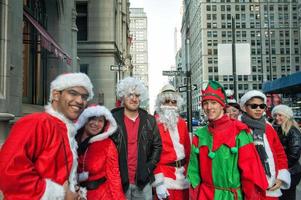 nova york, eua - 10 de dezembro de 2011 - pessoas vestidas como papai noel celebrando o natal foto