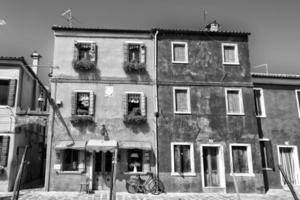 casas de burano veneza em preto e branco foto