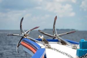 âncora do navio no oceano foto