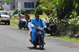 aitutaki, Cook Island - 27 de agosto de 2017 - pessoas locais na missa foto