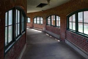 quartos interiores abandonados do hospital psiquiátrico da ilha de ellis foto