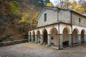 castelluccio, itália-7 de novembro de 2021-vista do santuário de santa maria del faggio durante a temporada de outono foto