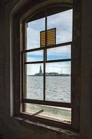 estátua da liberdade vista do hospital psiquiátrico abandonado da ilha ellis foto