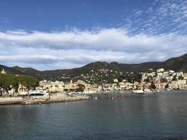 barcos destruídos pelo furacão da tempestade em rapallo, itália foto