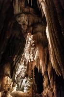 gruta escura e alta