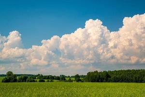 fundo do céu azul com nuvens listradas brancas no céu e infinito pode usar para substituição do céu. foto