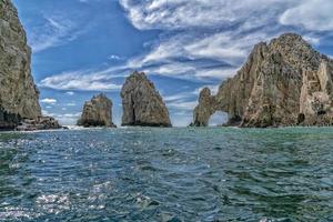 ondas nas rochas do arco em cabo san lucas méxico foto