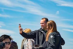 Nova York, EUA - 22 de abril de 2017 - selfie de turista da estátua da liberdade com smartphone foto