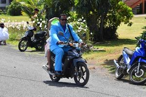 aitutaki, Cook Island - 27 de agosto de 2017 - pessoas locais na missa foto