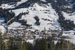 badia vista aérea da cidade das dolomitas foto