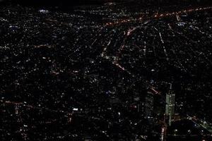 vista aérea noturna da cidade do méxico panorama de tráfego pesado foto