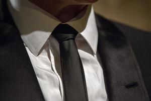 gravata preta na camisa branca foto