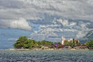 uma igreja na praia da vila de pescadores indonésios foto