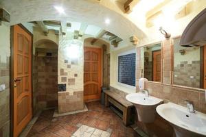 interior do banheiro moderno em estilo europeu