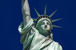 estátua da liberdade em nova york no céu azul foto