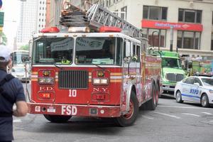 nova york - caminhão de bombeiro de 12 de junho de 2015 indo para o fogo foto