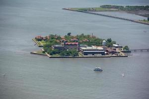 ellis island em vista aérea de nova york foto