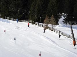 muitos esquiadores esquiando nas montanhas de neve do vale das dolomitas gardena foto