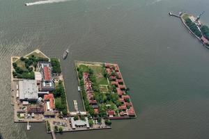 ellis island em vista aérea de nova york foto