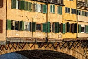 florença ponte vecchio vista do pôr do sol foto