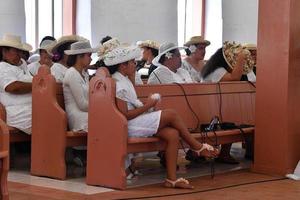 aitutaki, Cook Island - 27 de agosto de 2017 - pessoas locais na missa foto