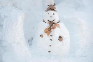boneco de neve em fundo de neve branca foto