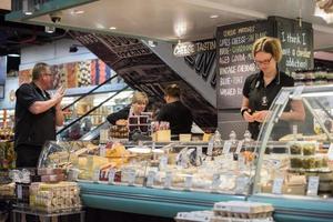 adelaide, austrália - 1 de setembro de 2015 - pessoas comprando no famoso mercado de produtos frescos da cidade foto