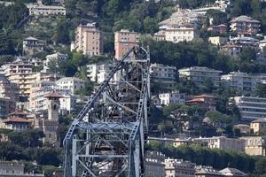 detalhe de guindaste de ferro do porto antigo no porto de genoa, itália foto