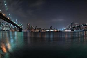 Manhattan vista noturna do Brooklyn foto