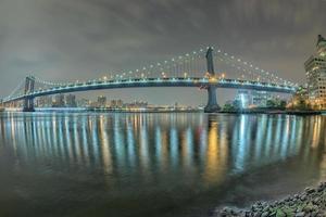 Manhattan vista noturna do Brooklyn foto
