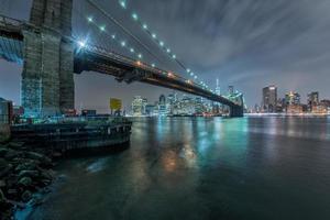 Manhattan vista noturna do Brooklyn foto