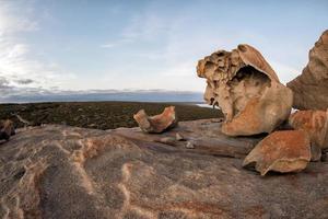 rochas remarcáveis na ilha canguru sul ao pôr do sol foto