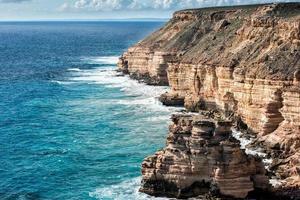 falésias da costa de Kalbarri Batavia no oceano foto