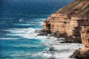 falésias da costa de Kalbarri Batavia no oceano foto