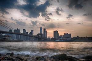 pôr do sol sob a ponte de manhattan foto