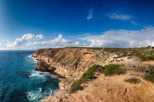 falésias da costa de Kalbarri Batavia no oceano foto