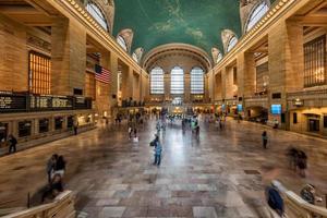 nova york - eua - 11 de junho de 2015 a grande estação central está cheia de pessoas foto