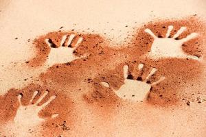 forma de mão de solo vermelho na areia como estilo de arte aborígene foto