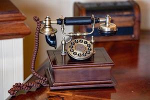 detalhe de telefone de madeira antigo antigo foto