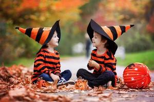 dois meninos no parque com trajes de halloween foto