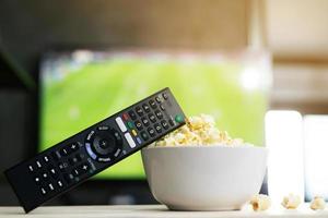 jovem família assistindo tv juntos em casa foto