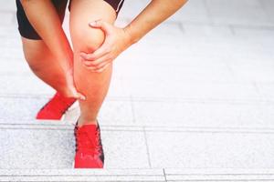 corredor tocando doloroso torcido ou quebrado. treinamento de atleta, acidente de subida e descida de escadas. esporte entorse entorse causa lesão no joelho. e dor com os ossos da perna. foto