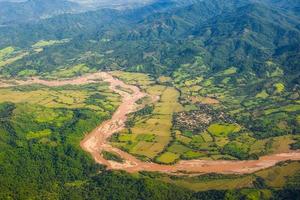 paisagem vista aérea de rios coloridos, floresta com árvores, selva e campos no méxico foto